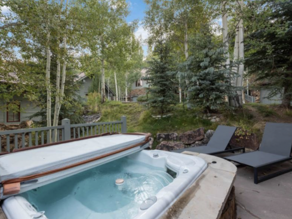 Ski access 300 yards away and access to Ritz Carlton
